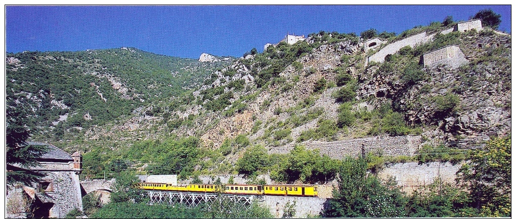 66. VILLEFRANCHE DE CONFLENS. LE TRAIN JAUNE  . - Autres & Non Classés