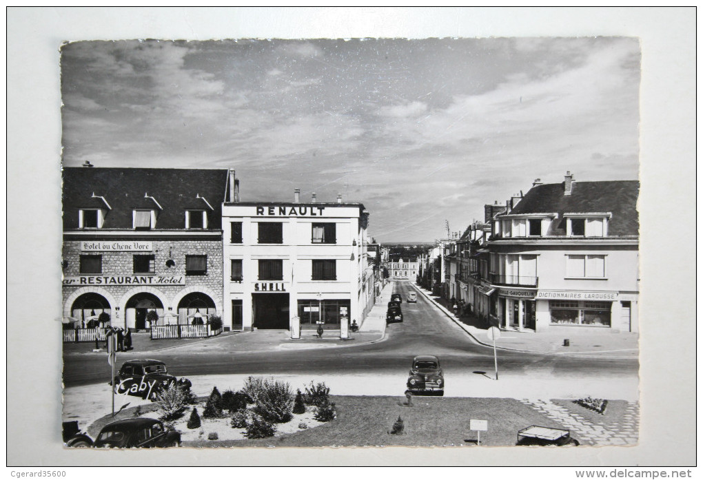 28 : La Loupe - Place De L'Hôtel De Ville ( Hôtel Du Chêne Doré - Garage Renault , Pompe Essence ) - La Loupe