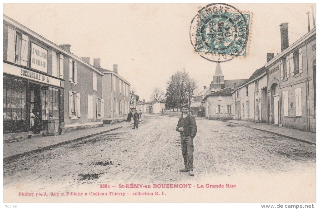 ST REMY EN BOUZEMONT - LA GRANDE RUE - BELLE CARTE ANIMEE - L'EGLISE AU FOND, A GAUCHE LE FAMILISTERE DU NORD-EST - TOP - Saint Remy En Bouzemont