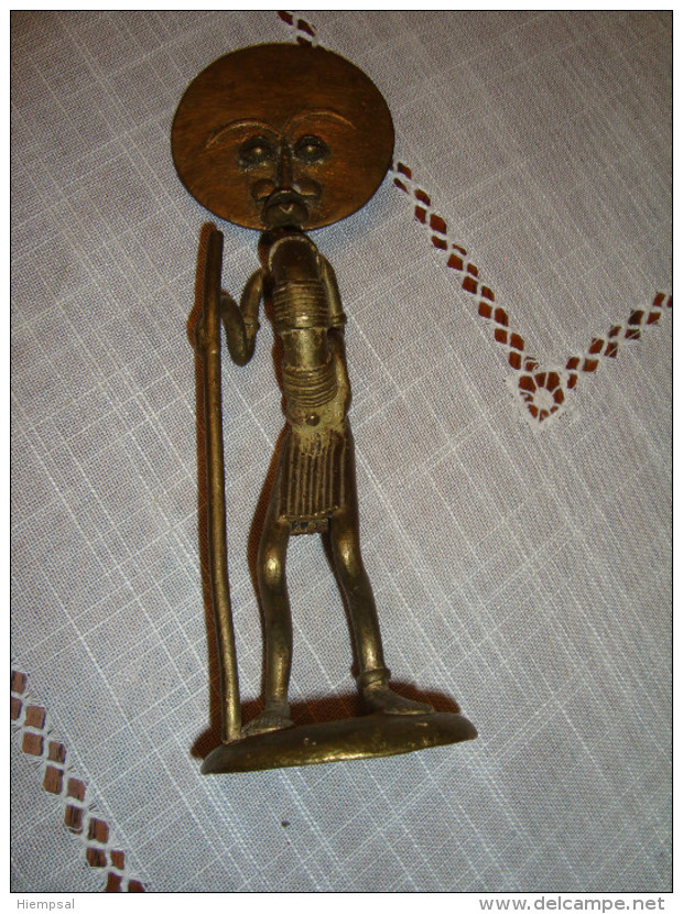 ART AFRICAIN SUJET EN BROZE  HAUTEURE  22 Cm - Art Africain