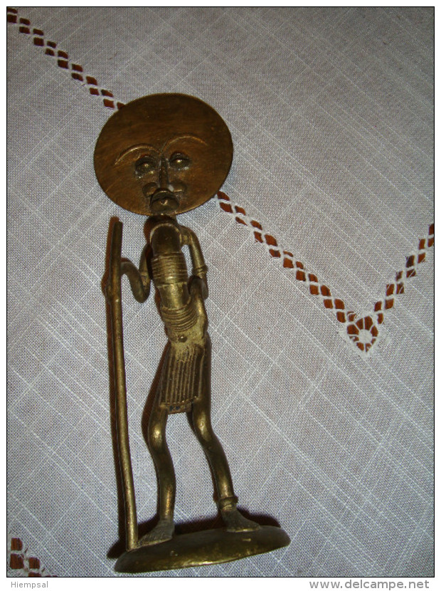 ART AFRICAIN SUJET EN BROZE  HAUTEURE  22 Cm - Art Africain