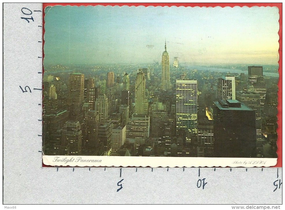 CARTOLINA VG STATI UNITI - NEW YORK - Twilight Panorama - 10 X 15 - ANN. 1981 - Multi-vues, Vues Panoramiques