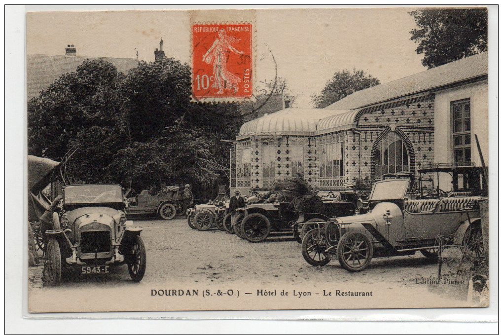Essonne : Dourdan : Parking De L' Hôtel De Lyon - Dourdan