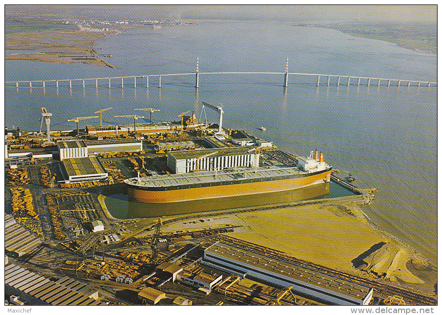 Saint Nazaire - Le Pétrolier "Bellamya" Dans Le Bassin D'armement Des Chantiers De L'Atlantique, Pont Saint Nazaire - Saint Nazaire