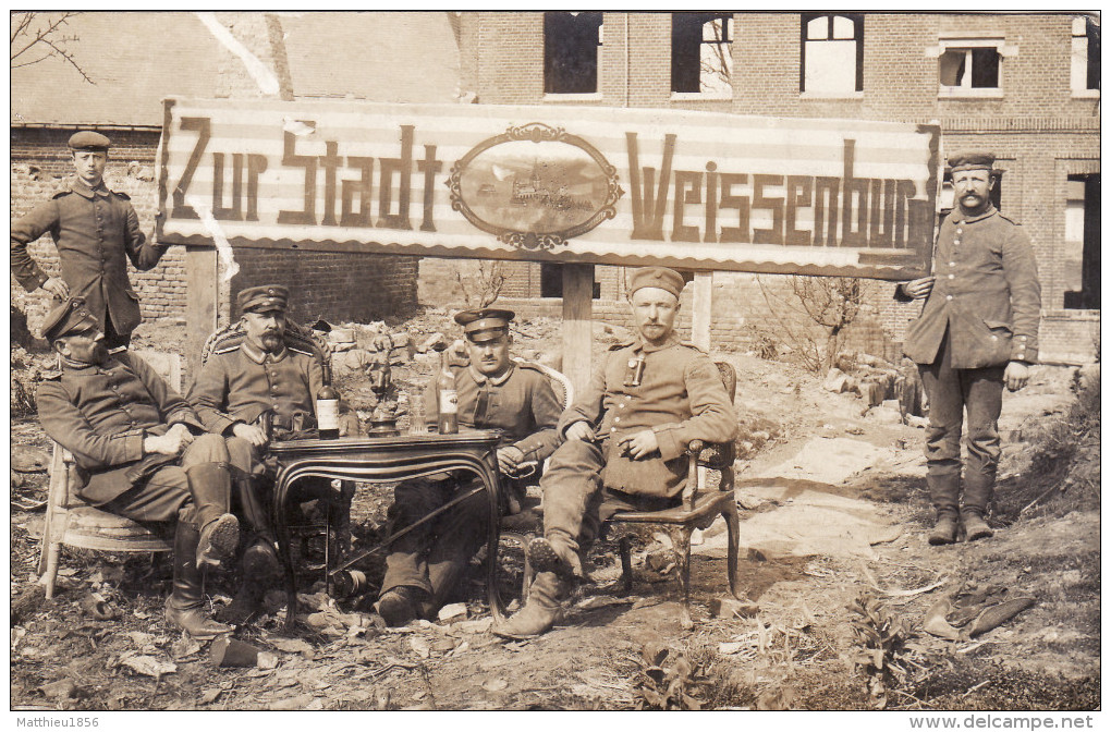 CP Foto 1915 In Somme (Frankreich) - Soldaten, "Zur Stadt Weissenburg" (A140, Ww1, Wk 1) - Weissenburg