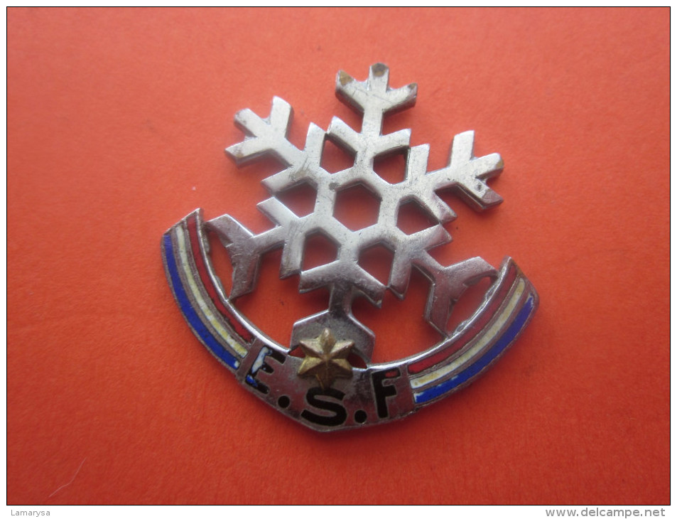 BADGE SPORTIF DE NIVEAU ECOLE DE SKI FRANCAIS 1 ETOILE SANS ACROCHE AU VERSO SPORTS D'HIVER SKI - Sports D'hiver