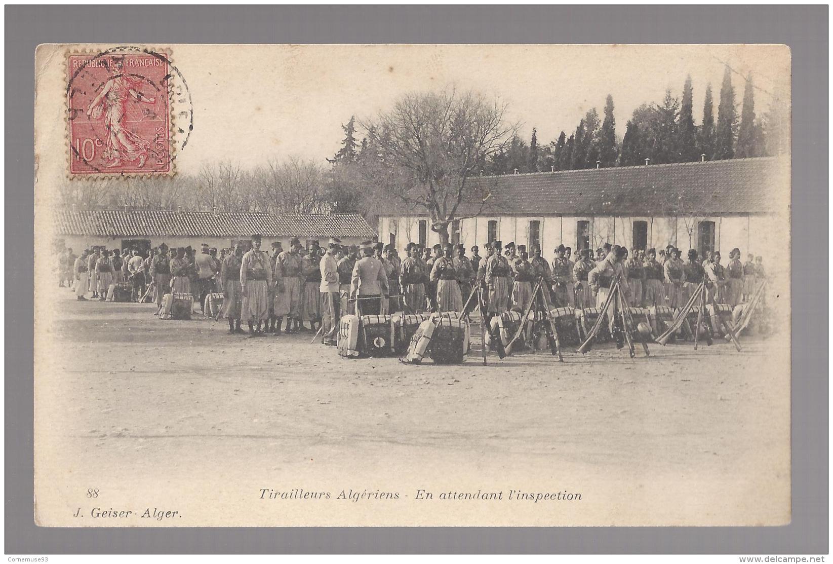 CPA MIL- TIRAILLEURS ALGERIENS EN ATTENDANT L'INSPECTION - Reggimenti