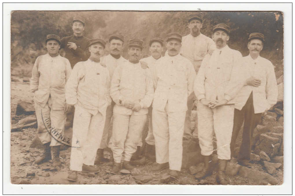 *a*  Carte-Photo - Groupe De Militaires - 151 Sur Képi - Tampon De Douarnenez - 2 Scans - Autres & Non Classés