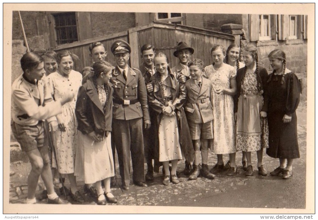 Photo Originale Guerre 39-45 - Officier Allemand Et Police Allemande à La Sortie De L'école Des Filles Avec Cartables - Oorlog, Militair