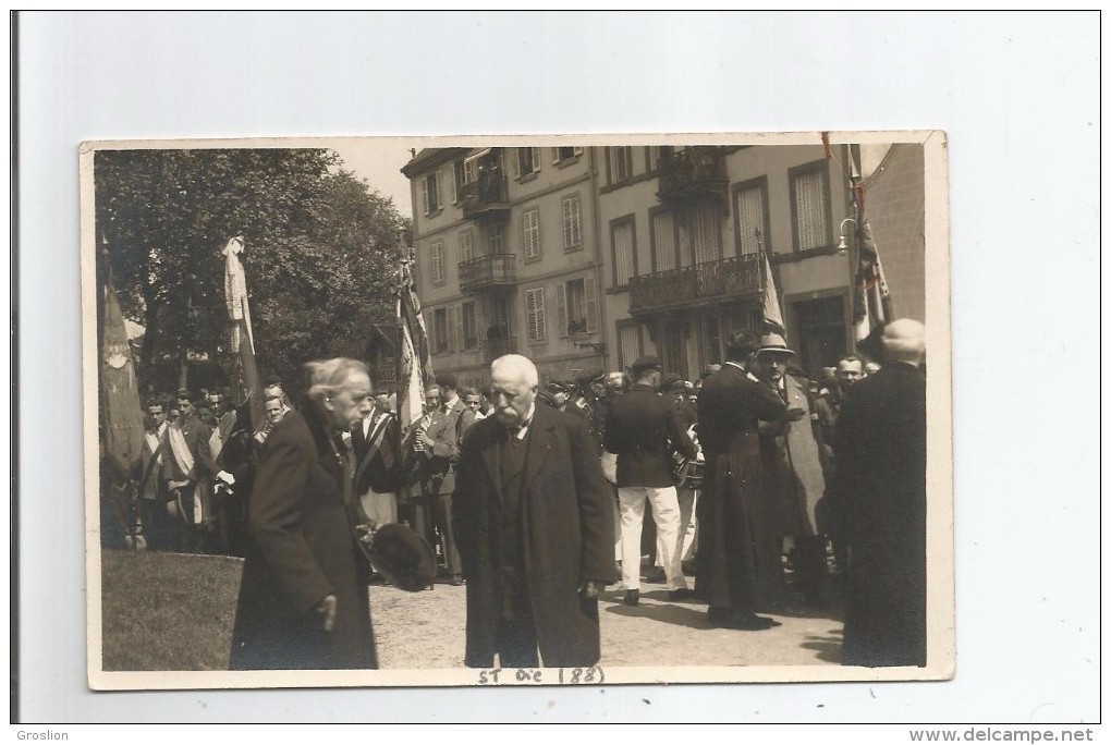 SAINT DIE (VOSGES)CARTE PHOTO AVEC DRAPEAUX ET OFFICIELS (PHOTOGRAPHE F EMMANUEL ST DIE) - Saint Die