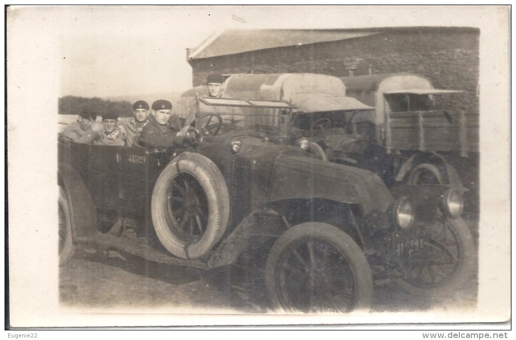 Carte Photo Vieille Voiture Avec Militaires à Identifier - Voitures De Tourisme