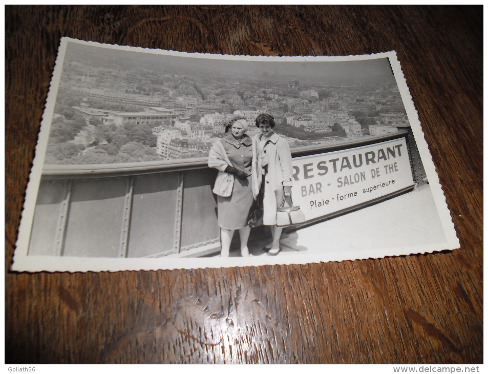 CPSM Photographie - Paris - Deux Personnes Photographiées Au Restaurant Du 2ème étage De La Tour Eiffel, Daté 1961l - Tour Eiffel