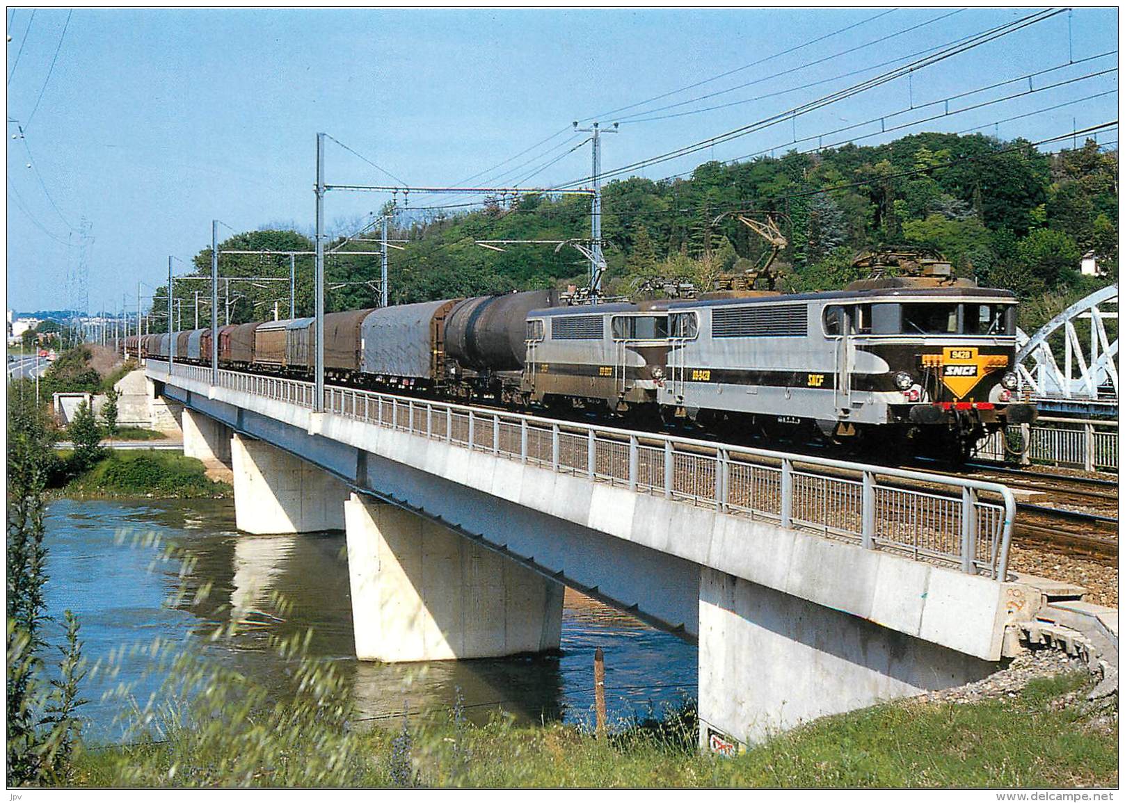 TRAIN : UM DE BB 9400 SUR LE PONT D'EMPALOT A PROXIMITE DE L'USINE AZF TOULOUSE . - Treni