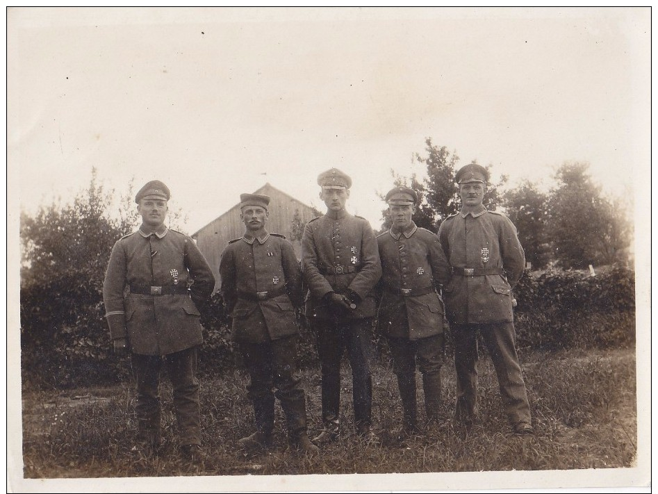 Foto Deutsche Soldaten 1.Weltkrieg Offiziere Orden Abzeichen Kriegsverdienstkreuz Reuss Eisernes Kreuz EK1 - Krieg, Militär