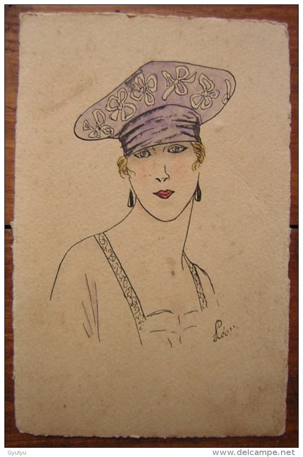 Très Joli Dessin Ancien Représentant Une Femme Avec Un Chapeau, Signé Léon, à Dater (sur Carte Postale) - Dessins