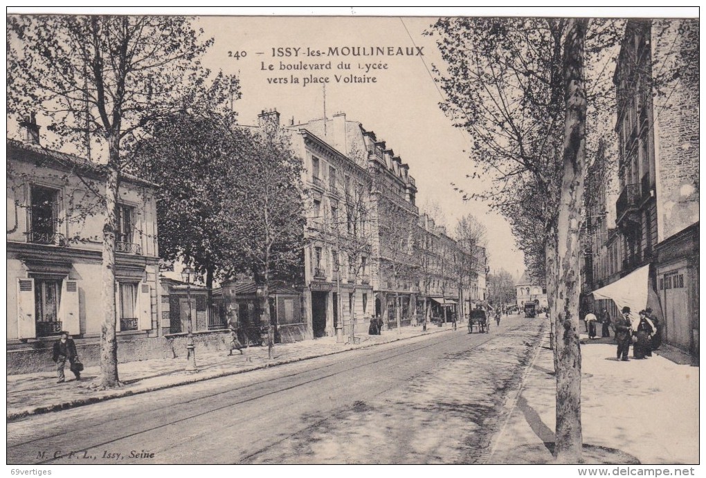 92 ISSY LES MOULINEAUX, Le Boulevard Du Lycée Vers La Place Voltaire, Animée - Issy Les Moulineaux