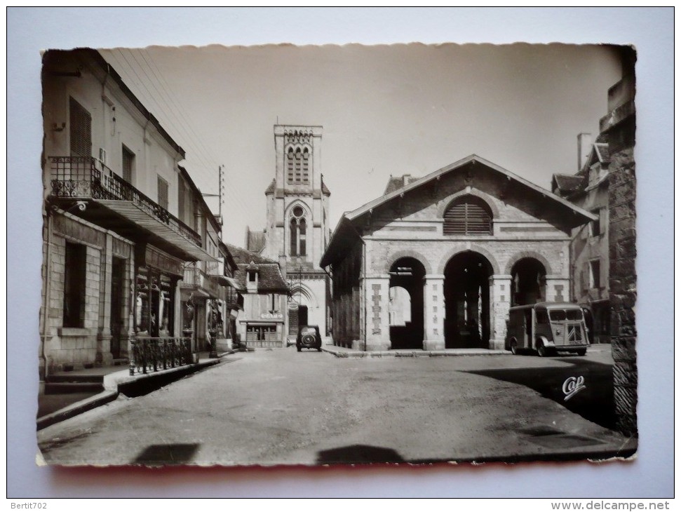 46 - Cpsm Grand  Format - GRAMAT - La Halle Et L'église SAINT-PIERRE - Fourgon "TUB" CITROËN - Gramat