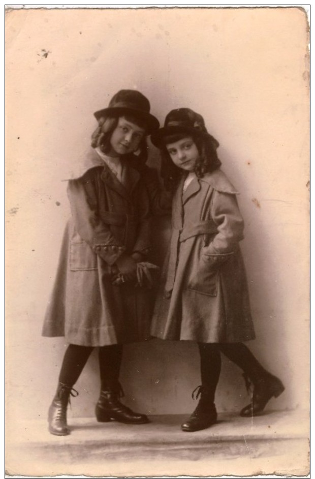 Carte Photo DEUX FILLETTES AVEC CHAPEAU MANTEAU ET BOTTINES Souvenir De Communion à Ste Gudule Belgique 1918 - Personnes Identifiées