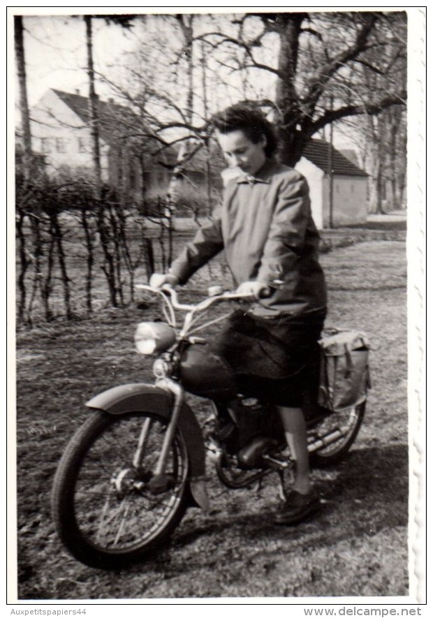 Photo Originale Moto - Motocyclisme - Scooter - Deux Roues - Femme & Sa Mobylette Avec Saccoches En 1958 - Cyclisme