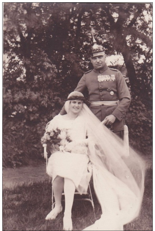 Foto Deutsche Soldaten 1927 Hochzeit Offizier Adel Orden Ordenspange Mecklenburg Schwerin Oder Sachsen Pickelhaube - Krieg, Militär