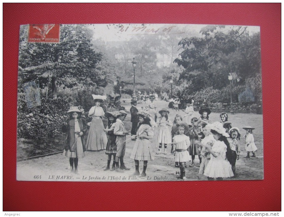 CPA       Seine Maritime   - Le Havre   " Le Jardin De L'Hotel De Ville - Le Diabolo  "   Voyagé - Non Classés