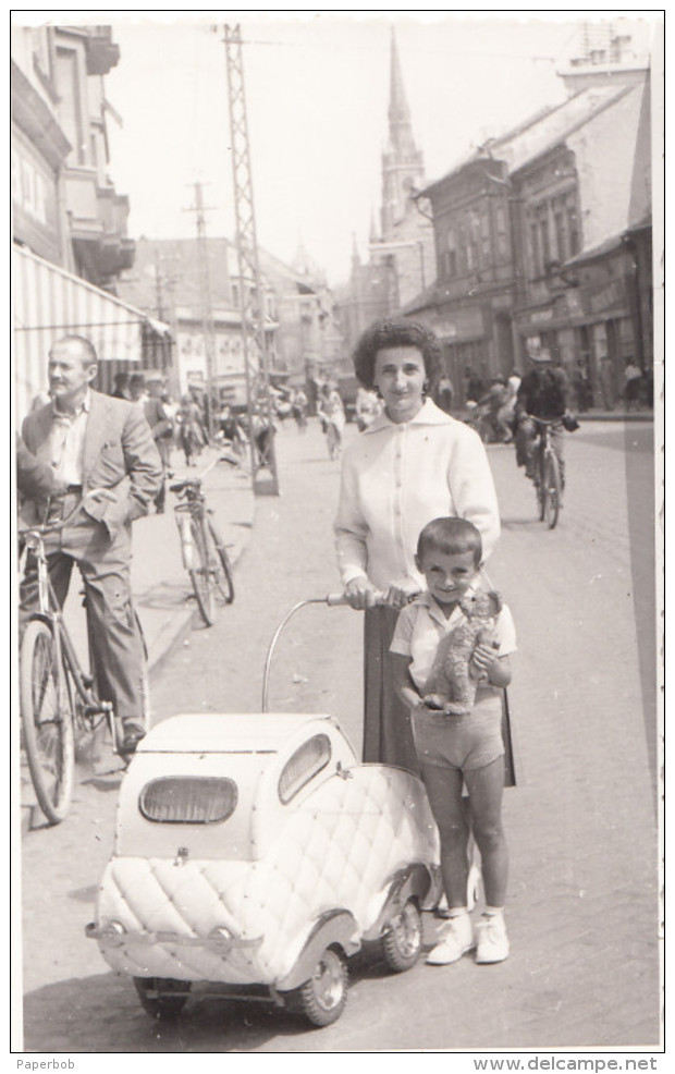 BOY WITH TEDDY BEAR - Personnes Anonymes