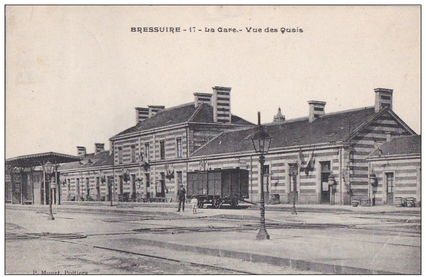 79 BRESSUIRE  La GARE Pavoisée Drapeaux JOUR De FETE  QUAIS Wagon Timbre - Bressuire