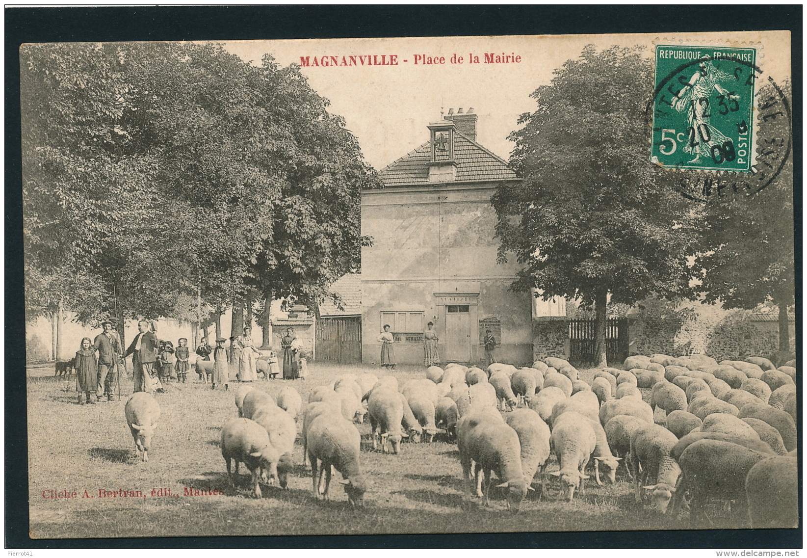 MAGNANVILLE - Place De La Mairie (animation Avec Moutons) - Magnanville