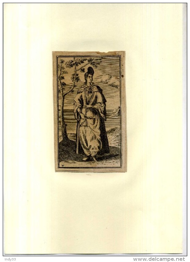 - FEMME EN COSTUME DE VOYAGE . EAU FORTE DU XVIIeS.. DECOUPEE ET COLLEE SUR PAPIER . - Andere & Zonder Classificatie