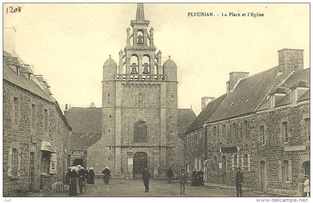 PLEUBIAN, La Place Et L'église - Pleubian