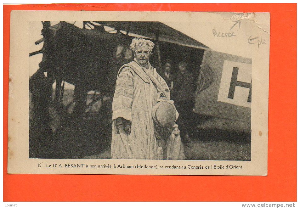 Annie BESANT à Son Arrivée à ARHNEM (Hollande) , Se Rendant Au Congrès De L'étoile D'Orient -Avion -(état: Accroc) - Ecrivains