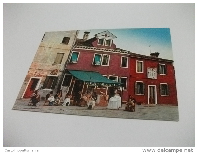 BURANO DALLA OLGA MERLETTI D'ARTE  PIAZZETTA GALUPPI CON DONNE INTENTE A LAVORARE I MERLETTI - Negozi