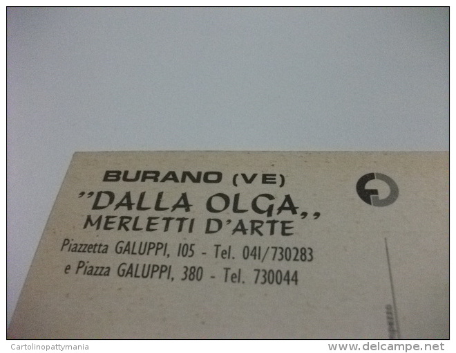 BURANO DALLA OLGA MERLETTI D'ARTE  PIAZZETTA GALUPPI CON DONNE INTENTE A LAVORARE I MERLETTI - Negozi