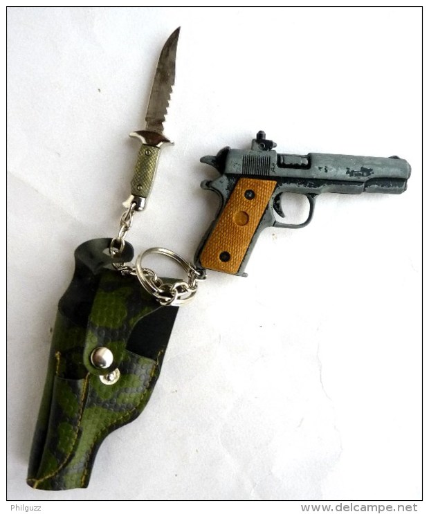 PORTE-CLEFS Key Chain : PISTOLET REVOLVER ARME JOUET A PETARD MECANISME CHIEN + COUTEAU AVEC ETUI - Autres & Non Classés