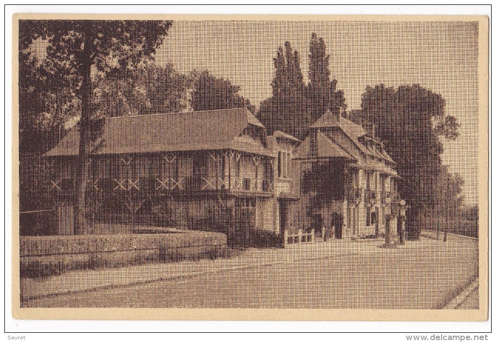 VOUVRAY. - Hôtel Du Pont De CISSE. - Façade Sur La Route. Cliché Pas Courant - Vouvray