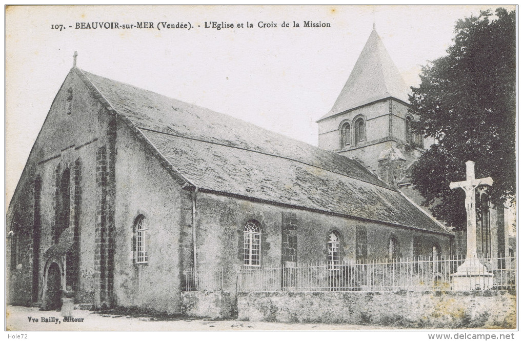 85 - Beauvoir-sur-Mer (Vendée) - L'Eglise Et La Croix De La Mission - Beauvoir Sur Mer
