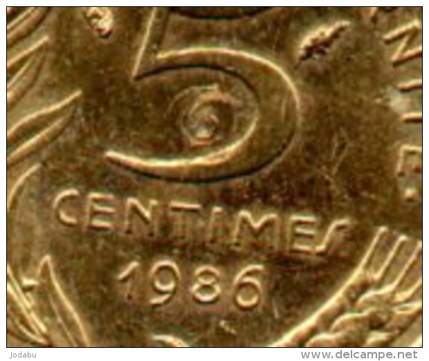 Belle Piéce Fautée De  5 Centimes 1986..défaut Au Milieu  Du 5 - Variétés Et Curiosités