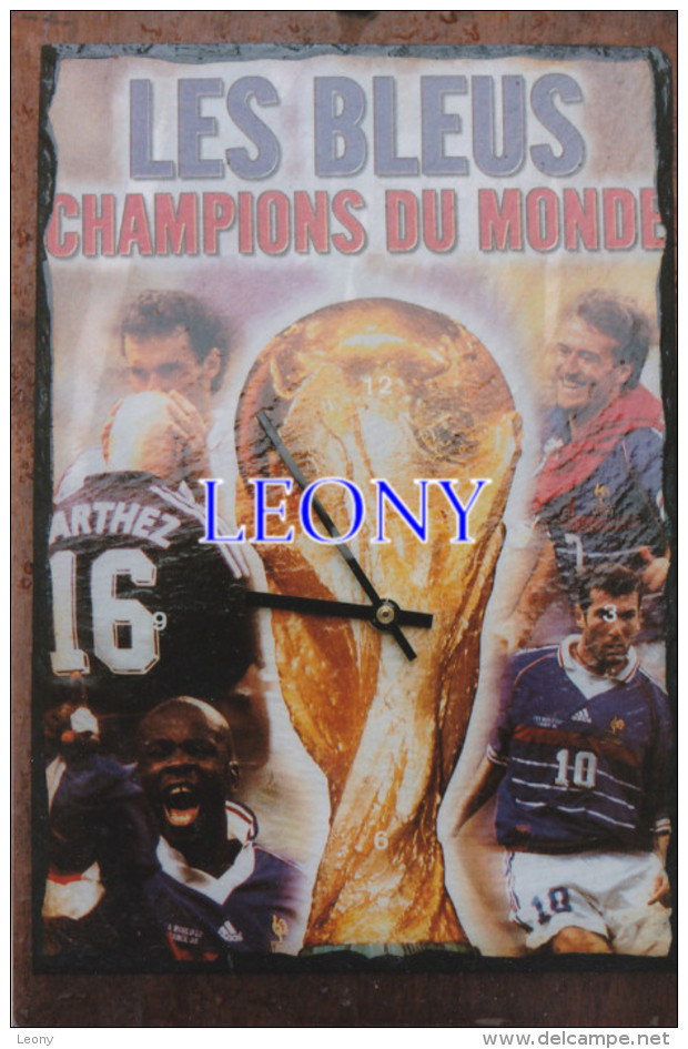 PHOTOGRAPHIE  " LES BLEUS CHAMPIONS Du MONDE "  - Dessin Avec PENDULE - COGNAC Nov 99 - Personalidades Deportivas