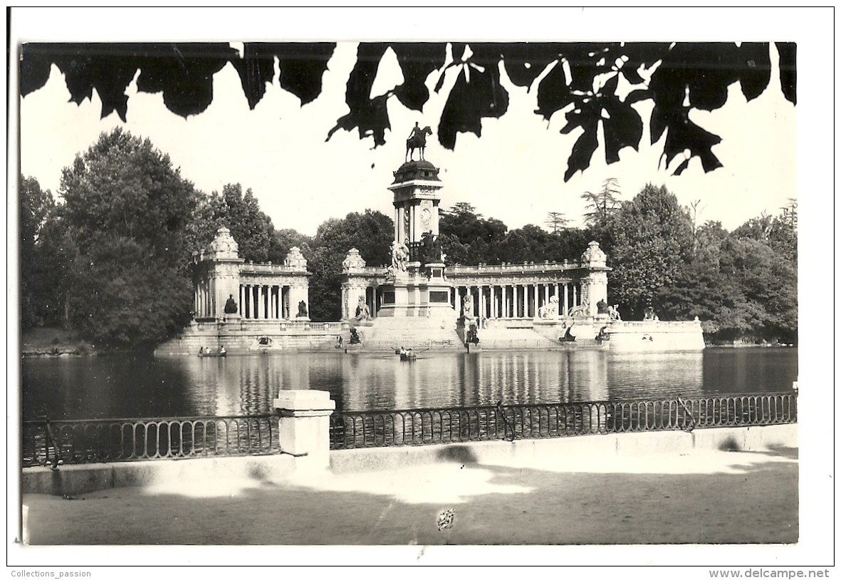 Cp, Espagne, Madrid, Retiro : Monument à Alphonse XII - Madrid