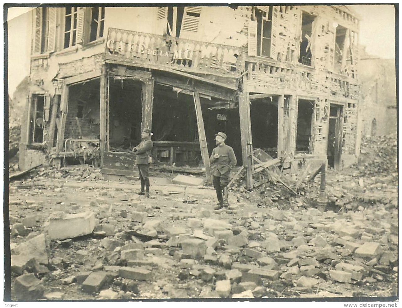 Guerre 14-18, Photo Originale D'un Poilu, 2 Gradés Devant Des Ruines - War, Military