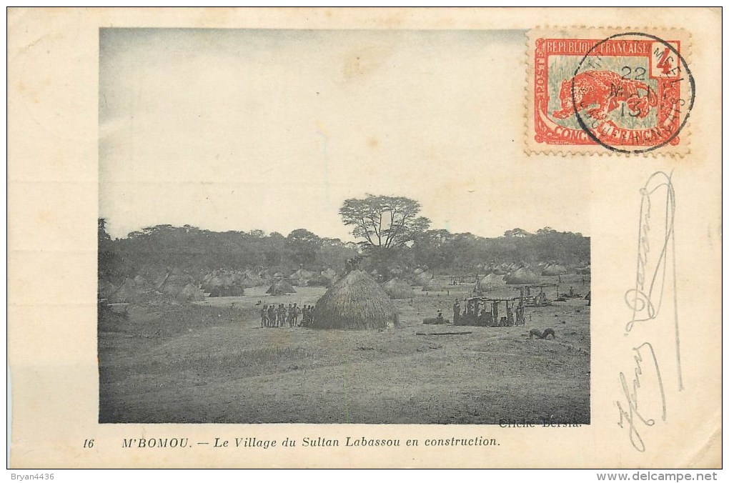 REPUBLIQUE CENTRAFRICAINE - M'BOMOU - LE VILLAGE DU SULTAN LABASSOU EN CONSTRUCTION - CPA N° 16 - VOYAGEE EN 1913. - Central African Republic