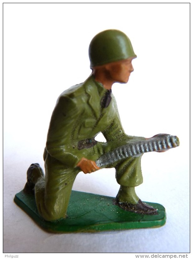 SOLDAT FIGURINE FIG STARLUX 1958 SOLDAT SERVANT MITRAILLEUR 5005 (2) Socle Vert Vif Casse - Starlux