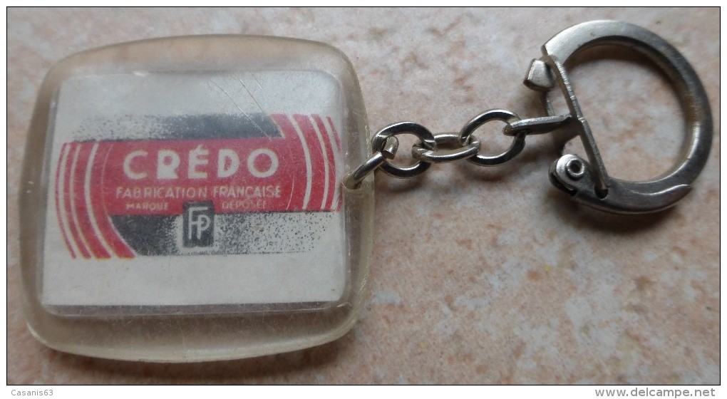 Porte  Clefs:     CREDO  - Ets PAYSAN & RIVIERE  - 34 / 36 Rue Des Antonins  - VILLEURBANNE - Key-rings