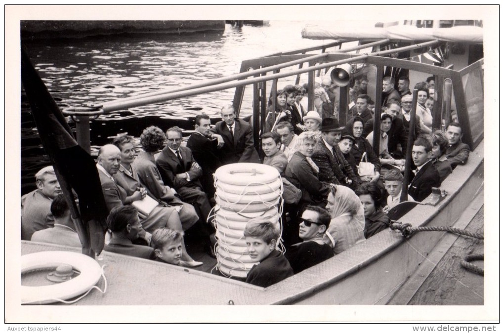 Carte Photo Originale Groupe De Personnes Dans Navire Promenade Dans Le Port De Hamburg - Carl Drauz Foto - - Bateaux