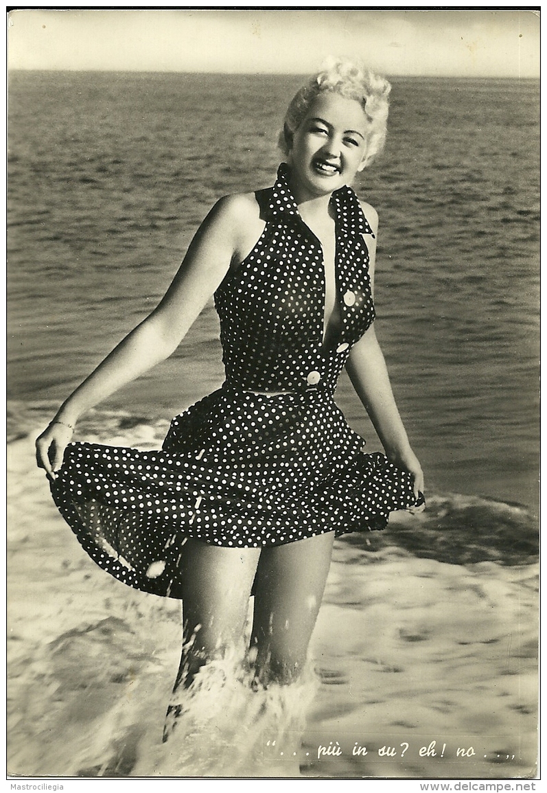 PIN-UP   Vintage  Ragazza Al Mare Con Vestito Scuro A Pois - Pin-Ups