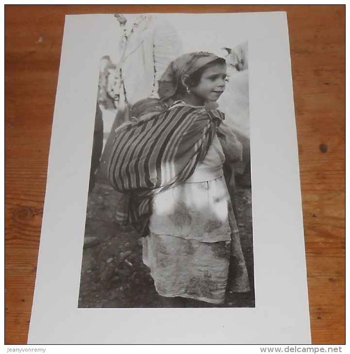 Photographie. Algérie. Constantine. Petite Fille Portant Sur L´épaule Un Baluchon. 1960. - Afrique