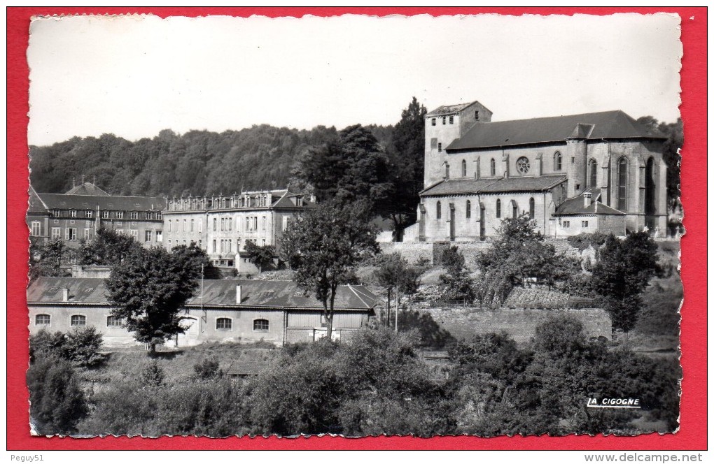 54. Longuyon. Eglise Sainte Agathe Et Pensionnat Sainte Chrétienne. 1955 - Longuyon