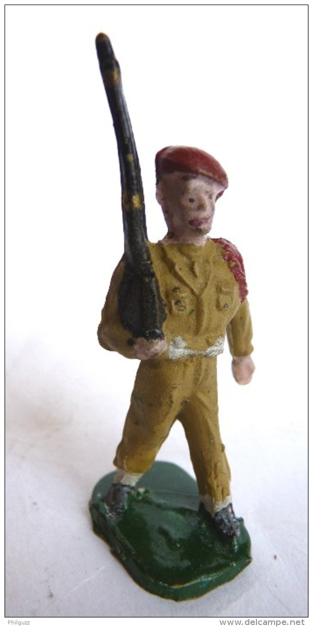 Figurine CYRNOS ARMEE MODERNE Mod 08 PARACHUTISTE AU DEFILE 60's Pas Starlux Clairet - Militaires