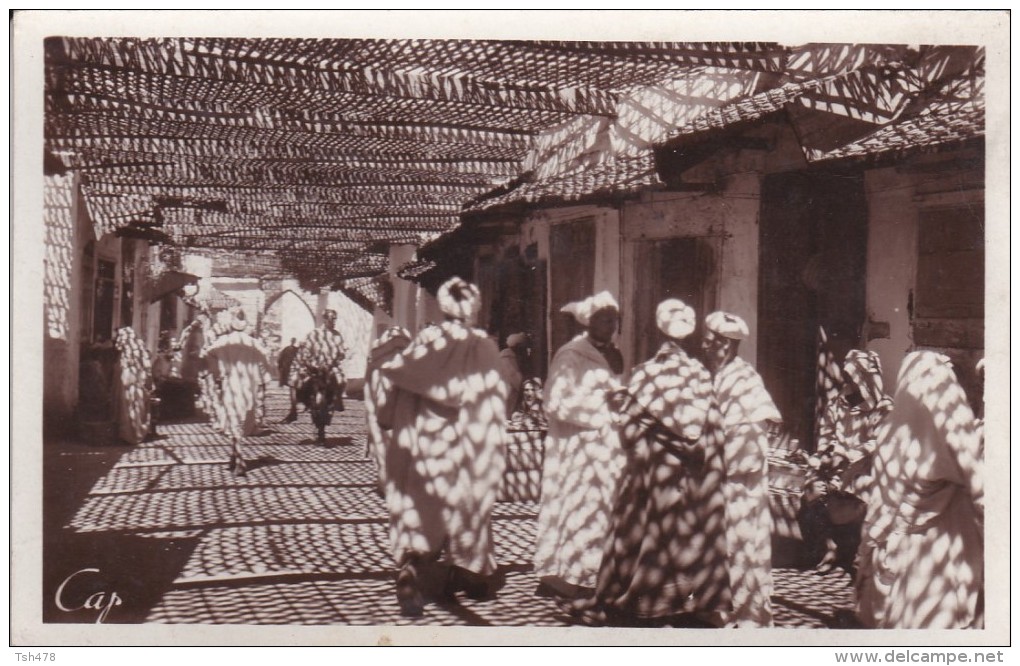 MAROC---FEZ---FES---Curieux Effet De Lumière Dans Les Souks---voir 2 Scans - Fez (Fès)