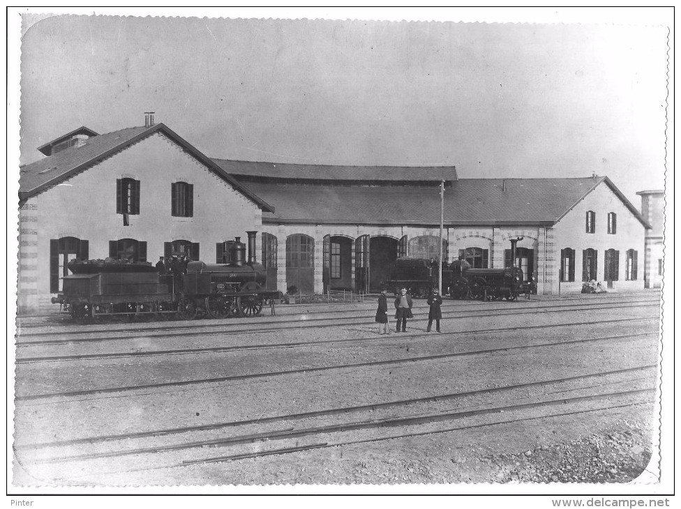 LE MANS  - TRAINS  Devant Le Dépôt - Le Mans